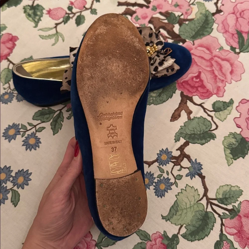 Elegant Blue Velvet Women's Flats with Bow Accent - Picture 5 of 7